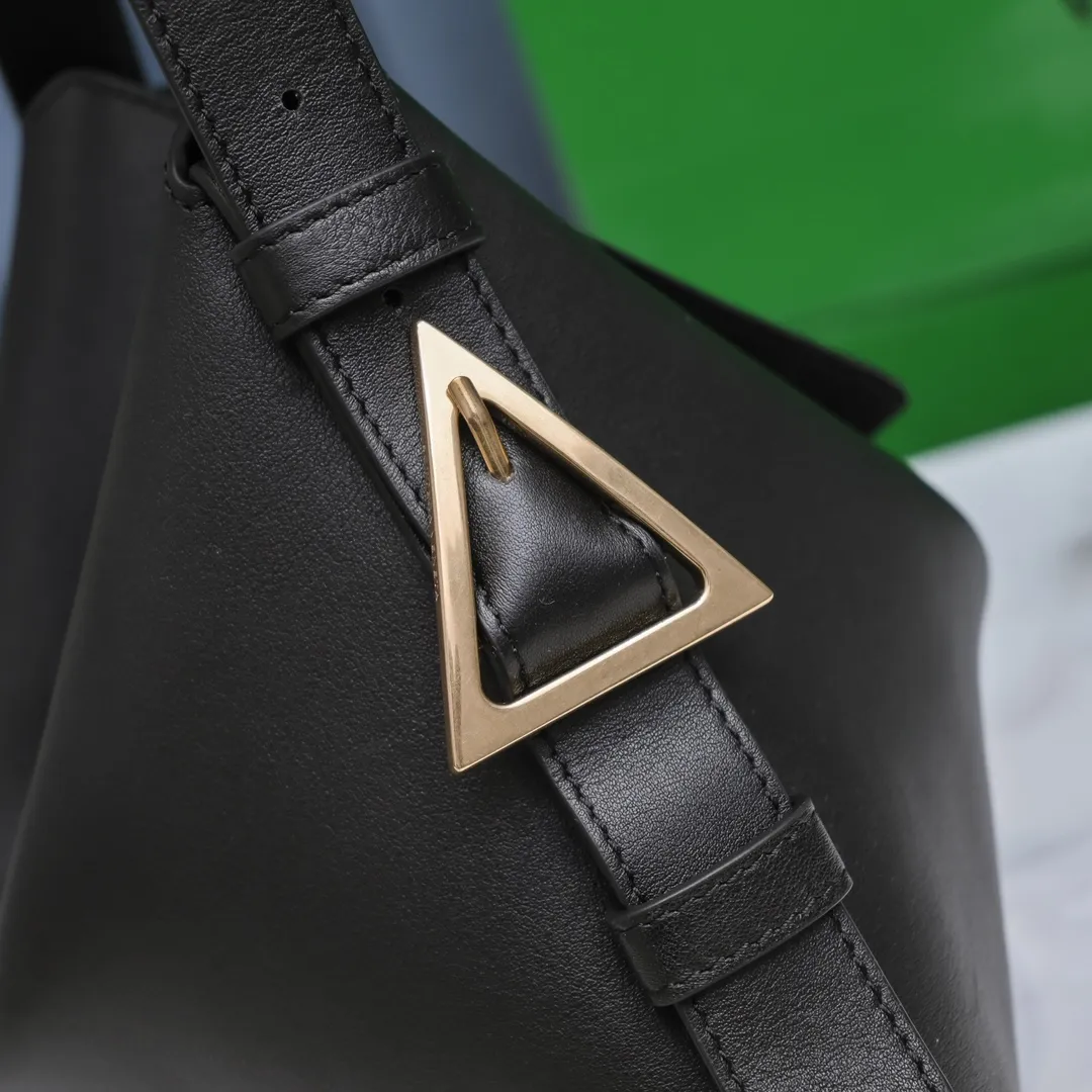 Bv🔥New Small Cradle Latest Triangular Underarm Bag △Highly Recommended This Winter New Product~😍This is a charm that has nowhere to be placed. It has a fashionable shape, Bv’s representative logo triangle buckle, and a large space capacity. It is unique to other features~This winter’s mix and match belongs to it! Hot style for men and women🔥Size: 30x23x16cm small size